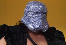 Ο Shockmaster σωριάζεται κατά την είσοδό του στο WCW Clash of the Champions XXIV