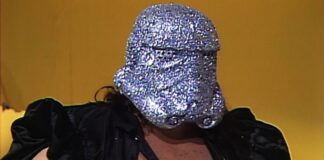 Ο Shockmaster σωριάζεται κατά την είσοδό του στο WCW Clash of the Champions XXIV