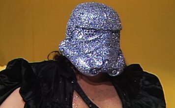 Ο Shockmaster σωριάζεται κατά την είσοδό του στο WCW Clash of the Champions XXIV