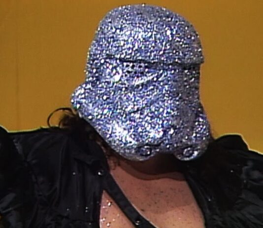 Ο Shockmaster σωριάζεται κατά την είσοδό του στο WCW Clash of the Champions XXIV