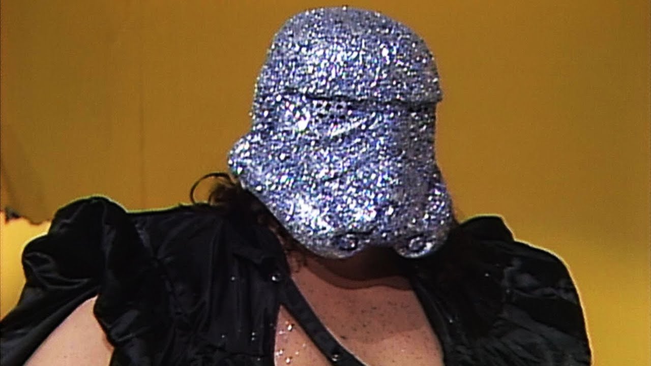 Ο Shockmaster σωριάζεται κατά την είσοδό του στο WCW Clash of the Champions XXIV