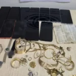 Παρίσταναν υπαλλήλους του ΔΕΔΔΗΕ και άρπαξαν πάνω από 800.000 ευρώ – Πώς δρούσε η σπείρα Εικόνα για την υπόθεση σπείρας που εξαπατούσε πολίτες παριστάνοντας υπαλλήλους του ΔΕΔΔΗΕ
