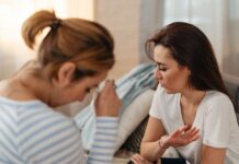 Δύο γυναίκες συζητούν σε εσωτερικό χώρο με εμφανή ένταση και προβληματισμό