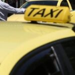 Κίτρινο ταξί σε δρόμο της πόλης τη νύχτα