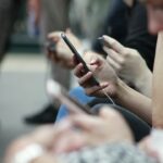 Από το «ρε φίλε» στο «bro»: Γιατί κάθε γενιά φτιάχνει τη δική της μυστική γλώσσα Νεανική αργκό και επικοινωνία μέσω smartphone