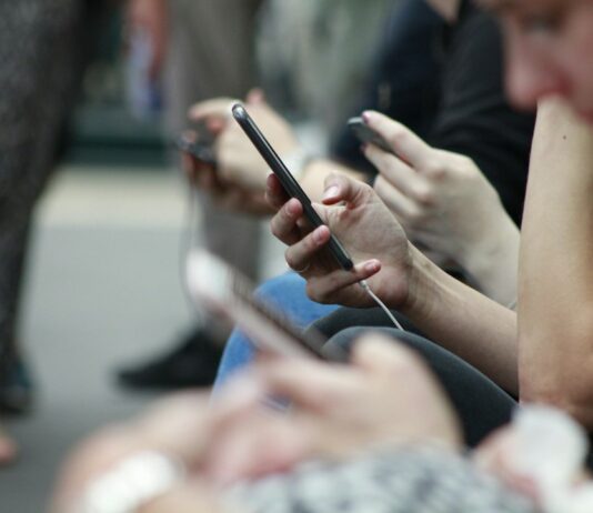 Νεανική αργκό και επικοινωνία μέσω smartphone