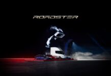 Το λευκό Tesla Roadster πετά πάνω από οχήματα της Tesla στην παρουσίαση του Οκτωβρίου 2026. Φωτογραφία: Franz von Holzhausen / Tesla.