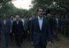Ο Ναπολέων Σουκατζίδης και οι κρατούμενοι σε σκηνή από την ταινία Το Τελευταίο Σημείωμα