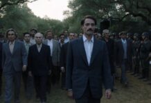 Ο Ναπολέων Σουκατζίδης και οι κρατούμενοι σε σκηνή από την ταινία Το Τελευταίο Σημείωμα