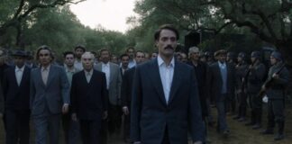 Ο Ναπολέων Σουκατζίδης και οι κρατούμενοι σε σκηνή από την ταινία Το Τελευταίο Σημείωμα