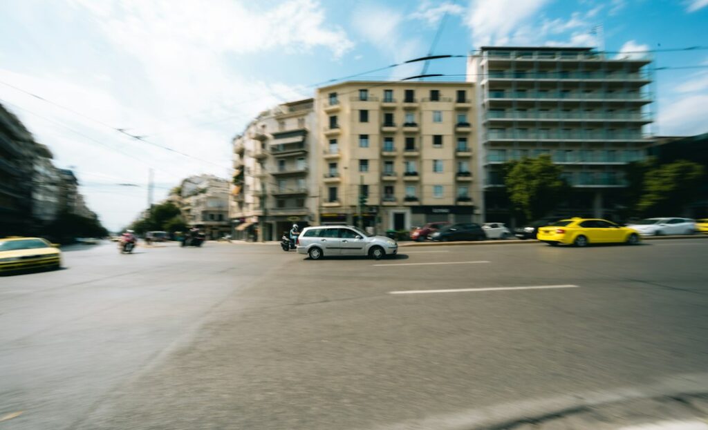 Κυκλοφορία αυτοκινήτων σε αστικό δρόμο στην Αθήνα