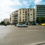 Κυκλοφορία αυτοκινήτων σε αστικό δρόμο στην Αθήνα