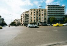 Κυκλοφορία αυτοκινήτων σε αστικό δρόμο στην Αθήνα
