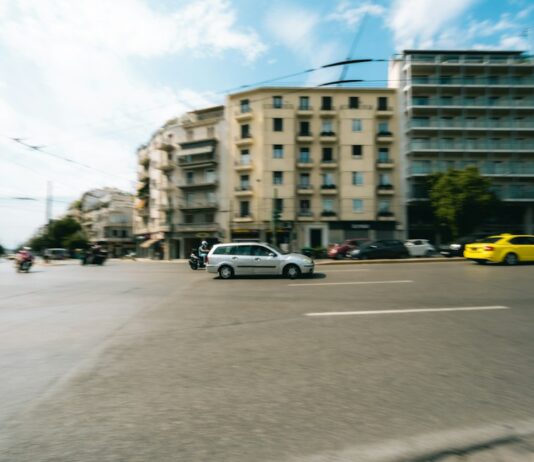 Κυκλοφορία αυτοκινήτων σε αστικό δρόμο στην Αθήνα